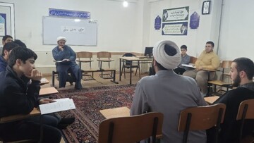 تصاویر/ اولین جلسه از سلسله جلسات مباحثه و هم اندیشی پیام مقام معظم رهبری در حوزه علمیه مرند