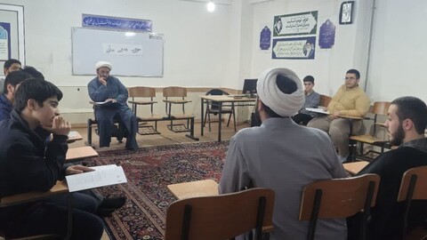 تصاویر/ اولین جلسه از سلسله جلسات مباحثه و هم اندیشیبیانیه مقام معظم رهبری در حوزه علمیه مرند