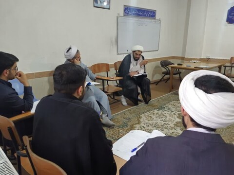 تصاویر/ اولین جلسه از سلسله جلسات مباحثه و هم اندیشیبیانیه مقام معظم رهبری در حوزه علمیه مرند