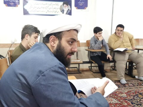 تصاویر/ اولین جلسه از سلسله جلسات مباحثه و هم اندیشیبیانیه مقام معظم رهبری در حوزه علمیه مرند