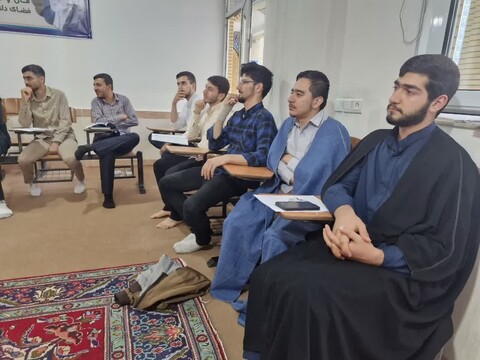 تصاویر/ اولین جلسه از سلسله جلسات مباحثه و هم اندیشیبیانیه مقام معظم رهبری در حوزه علمیه مرند