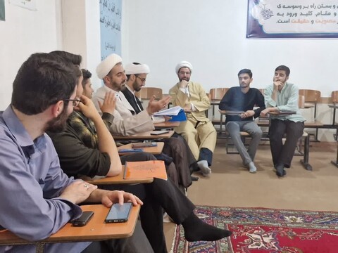 تصاویر/ اولین جلسه از سلسله جلسات مباحثه و هم اندیشیبیانیه مقام معظم رهبری در حوزه علمیه مرند