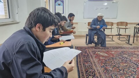 تصاویر/ اولین جلسه از سلسله جلسات مباحثه و هم اندیشیبیانیه مقام معظم رهبری در حوزه علمیه مرند