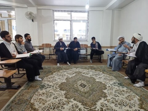 تصاویر/ اولین جلسه از سلسله جلسات مباحثه و هم اندیشیبیانیه مقام معظم رهبری در حوزه علمیه مرند