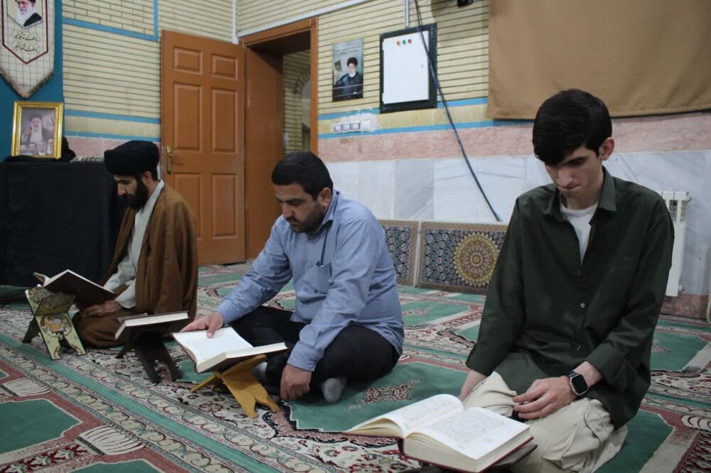 تصاویر/محفل انس با قرآن در مدرسه علمیه صاحب الزمان شهر ایلام