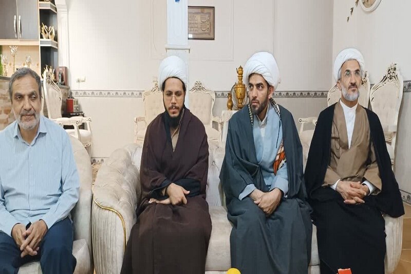 دیدار مدیر مدرسه علمیه حضرت ولی عصر(عج) کنگاور با خانواده شهیدان میریونسی+عکس