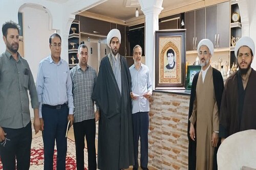 دیدار مدیر مدرسه علمیه حضرت ولی عصر(عج) کنگاور با خانواده شهیدان میریونسی+عکس