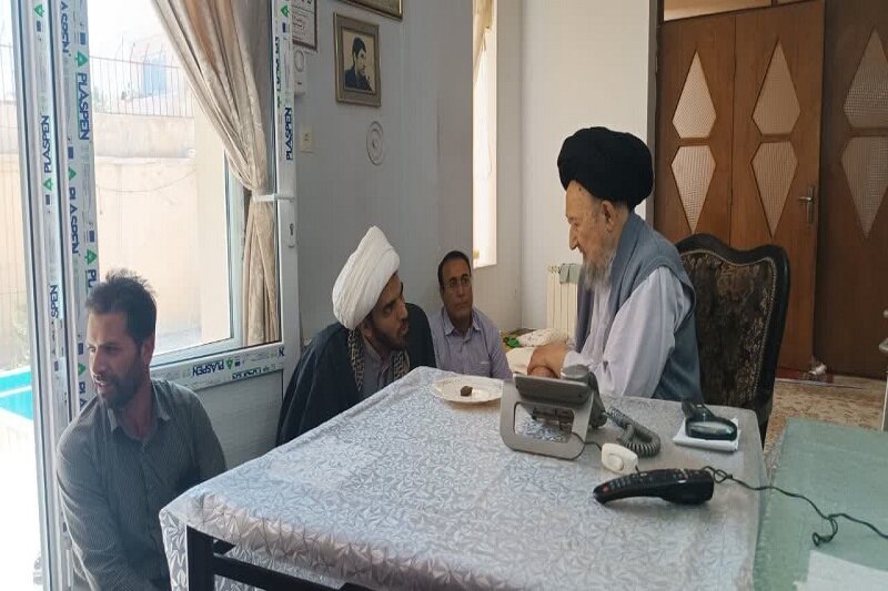 دیدار مدیر مدرسه علمیه حضرت ولی عصر(عج) کنگاور با خانواده شهیدان میریونسی+عکس