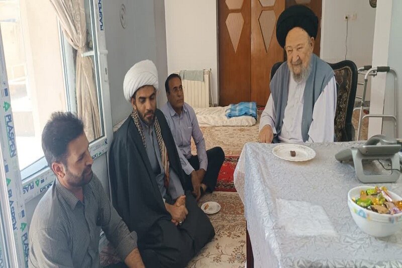 دیدار مدیر مدرسه علمیه حضرت ولی عصر(عج) کنگاور با خانواده شهیدان میریونسی+عکس