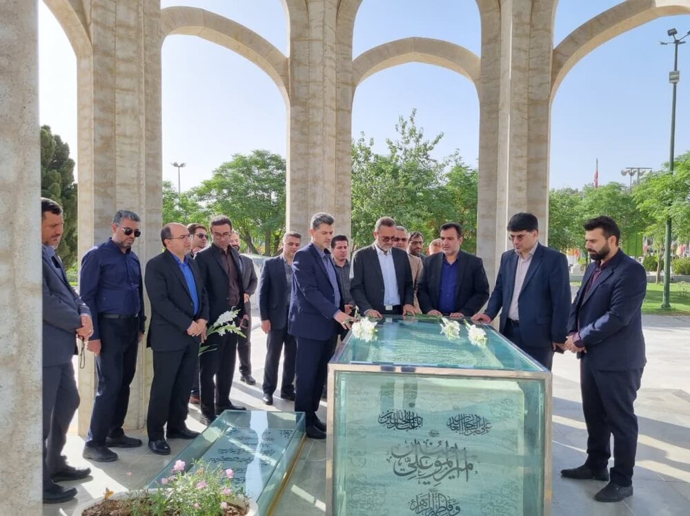 ادای احترام مسئولان استان اصفهان به مقام شامخ شهدای کاشان+تصاویر