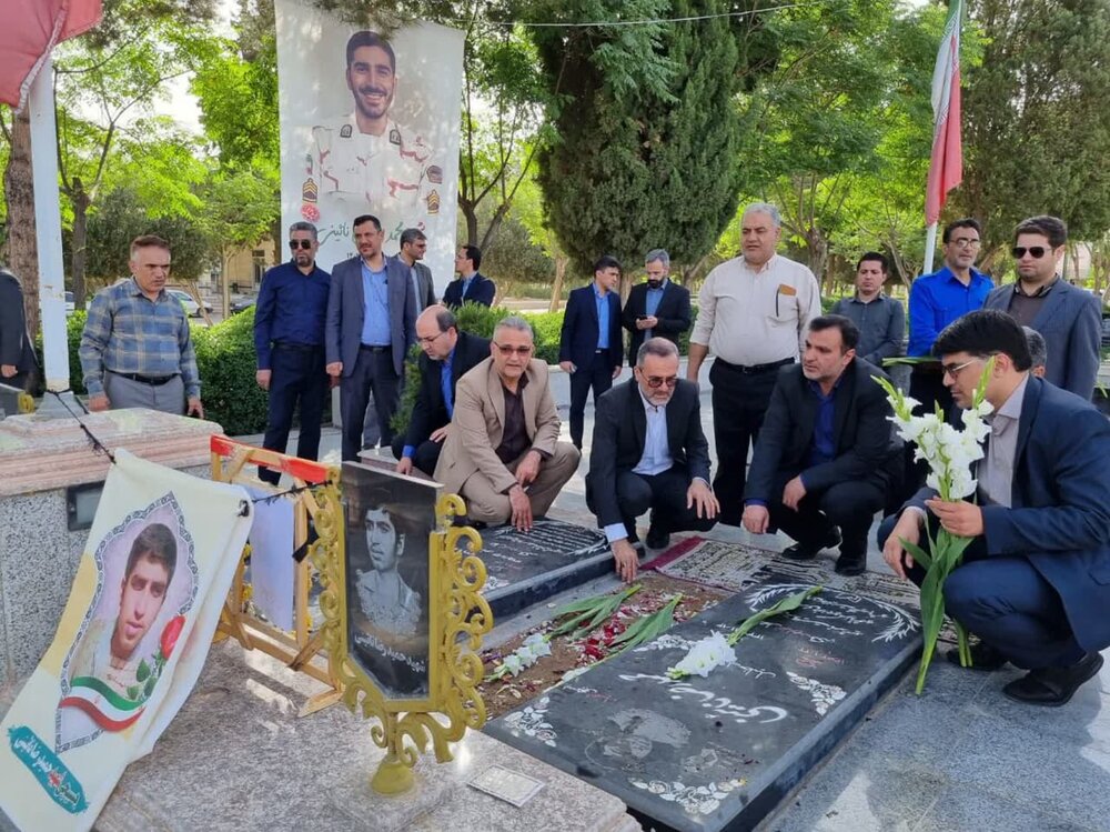 ادای احترام مسئولان استان اصفهان به مقام شامخ شهدای کاشان+تصاویر