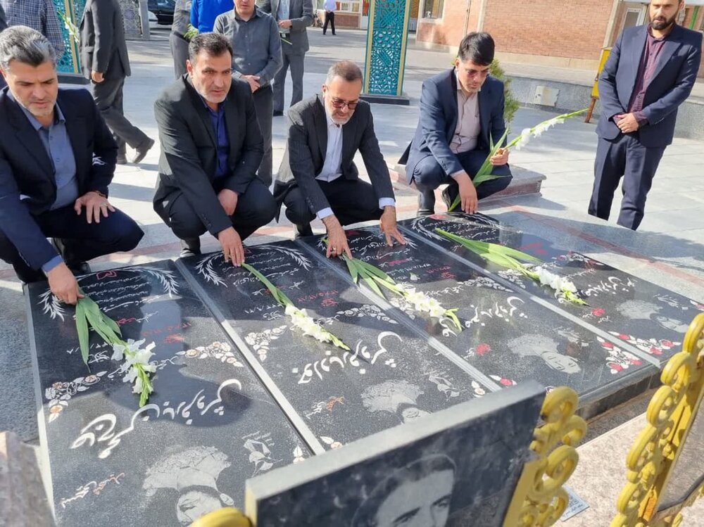 ادای احترام مسئولان استان اصفهان به مقام شامخ شهدای کاشان+تصاویر