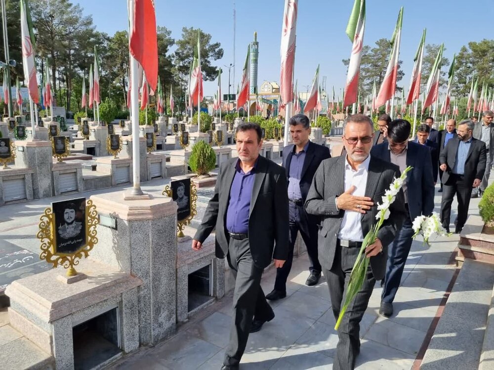ادای احترام مسئولان استان اصفهان به مقام شامخ شهدای کاشان+تصاویر
