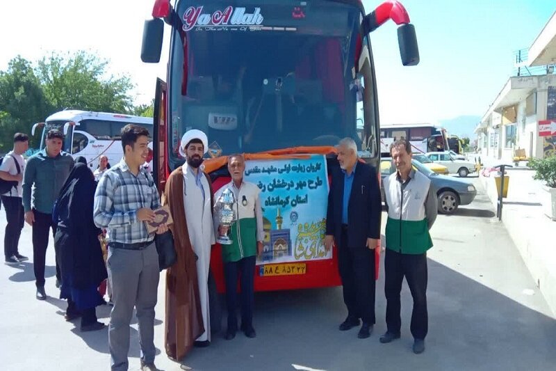 کاروان زیارت ‌اولی‌های کرمانشاه با طرح «مهر رضوی» به مشهد مقدس اعزام شدند+تصاویر