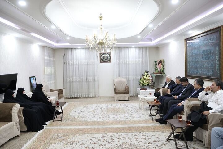 معاون اول رئیس جمهور با خانواده‌ شهید رئیسی دیدار کرد