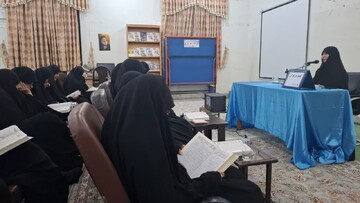 نشست «تدبر در قرآن» در مدرسه علمیه الزهرا(س) مسجدسلیمان برگزار شد + عکس