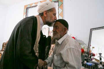 تصاویر /  دیدار امام جمعه قزوین با خانواده شهید درزی رامندی