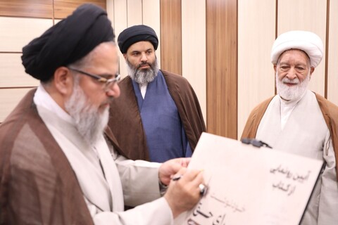 مراسم گرامیداشت شهدای خدمت و آئین رونمایی از کتاب خودنوشت (برای حق)