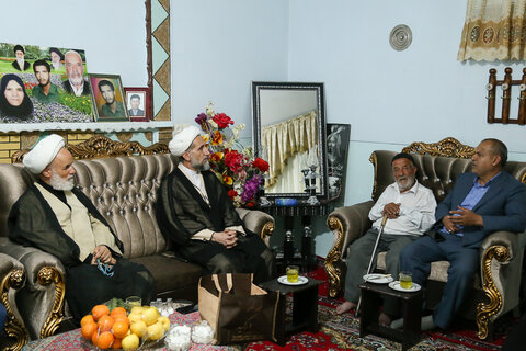 تصاویر /  دیدار امام جمعه قزوین با خانواده شهید درزی رامندی