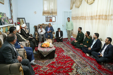 تصاویر /  دیدار امام جمعه قزوین با خانواده شهید درزی رامندی