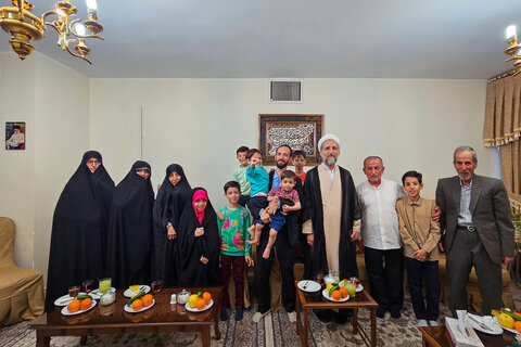 تصاویر / حضور نماینده ولی فقیه در استان قزوین  در منزل خانواده‌های چندفرزندی