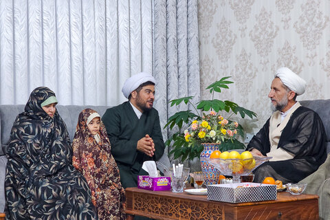 تصاویر / حضور نماینده ولی فقیه در استان قزوین  در منزل خانواده‌های چندفرزندی