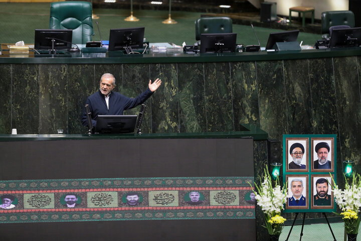 ڈاکٹر پزشکیان کا پارلیمنٹ میں خطاب: شہید رئیسی کی زندگی سادہ زیستی کی روشن مثال تھی