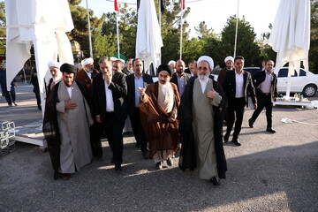 تصاویر/ ادای احترام مدیر حوزه های علمیه به مقام شهدای استان آذربایجان غربی