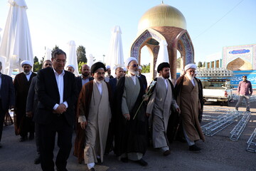 تصاویر / حضور آیت الله اعرافی بر سر مزار مرحوم حجت الاسلام والمسلمین حسنی امام جمعه فقید ارومیه