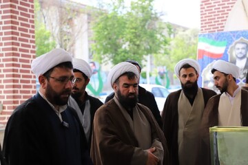 تصاویر/ مراسم غبارروبی مزار شهدای خدمت توسط اساتید و طلاب حوزه علمیه حضرت ولی‌عصر(عج) تبریز