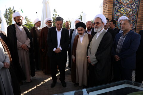 تصاویر / حضور آیت الله اعرافی بر سر مزارمرحوم حجت الاسلام والمسلمین امام جمعه فقید ارومیه