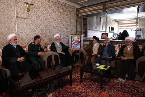 تصاویر / حضور آیت الله اعرافی در منزل طلبه شهید کمال قاسمی شهید شاخص سال 1404
