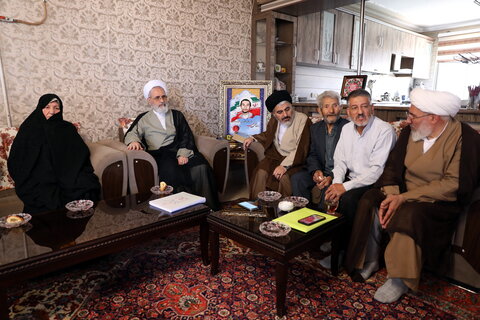تصاویر / حضور آیت الله اعرافی در منزل طلبه شهید کمال قاسمی شهید شاخص سال 1404