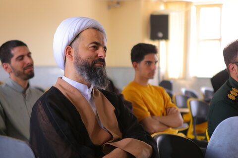 تجلیل از خادمین شهدای یادمان قراویز