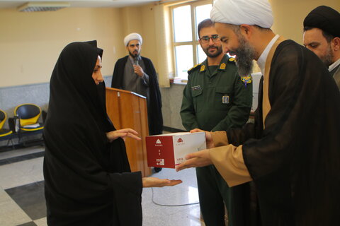 تجلیل از خادمین شهدای یادمان قراویز