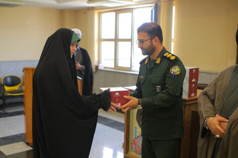 تجلیل از خادمین شهدای یادمان قراویز