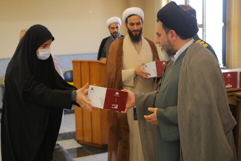 تجلیل از خادمین شهدای یادمان قراویز