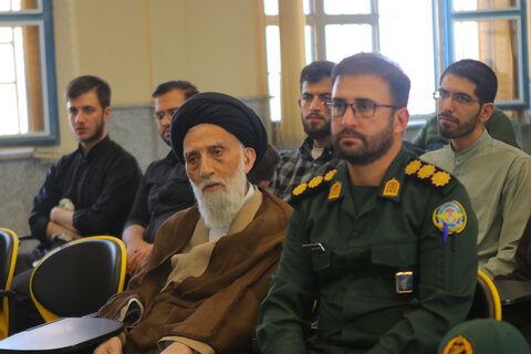 تجلیل از خادمین شهدای یادمان قراویز