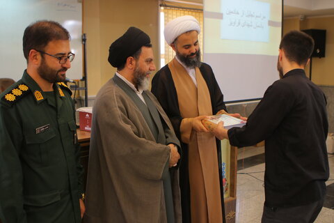 تجلیل از خادمین شهدای یادمان قراویز