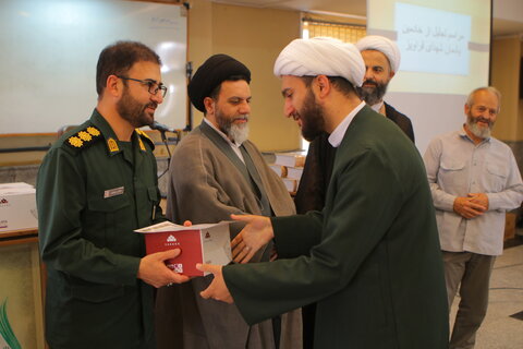 تجلیل از خادمین شهدای یادمان قراویز