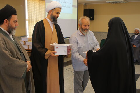 تجلیل از خادمین شهدای یادمان قراویز