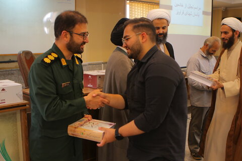 تجلیل از خادمین شهدای یادمان قراویز