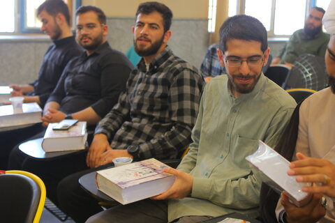 تجلیل از خادمین شهدای یادمان قراویز