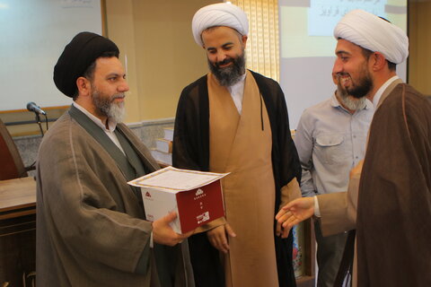 تجلیل از خادمین شهدای یادمان قراویز