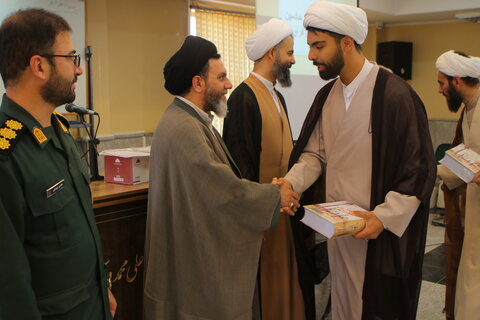 تجلیل از خادمین شهدای یادمان قراویز