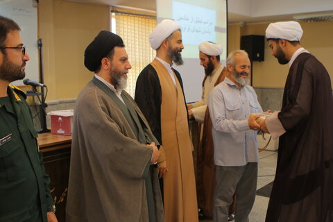 تجلیل از خادمین شهدای یادمان قراویز