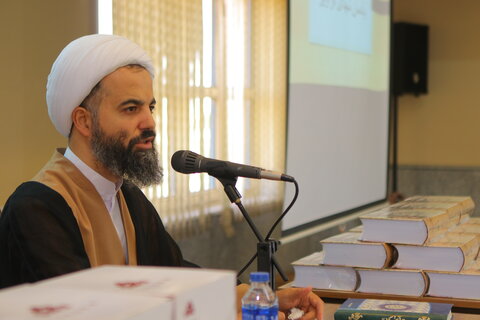 تجلیل از خادمین شهدای یادمان قراویز