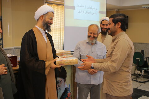 تجلیل از خادمین شهدای یادمان قراویز