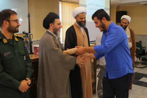 تجلیل از خادمین شهدای یادمان قراویز