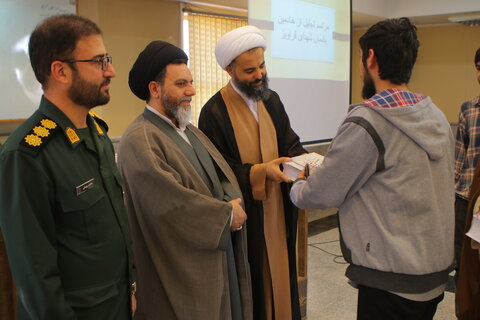 تجلیل از خادمین شهدای یادمان قراویز